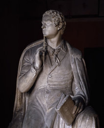 George Gordon Byron, gipsstatue, halvnær, 1. sal, A 132