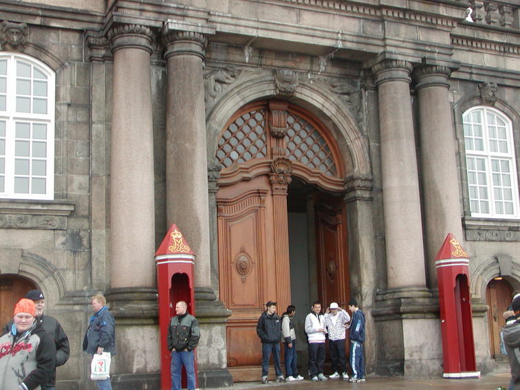 Samling foran Christiansborg Slot